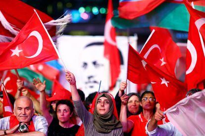 Seguidores del presidente turco Recep Tayyip Erdogan ondean la bandera nacional en la plaza de Taksim (Estambul) la noche del mi&eacute;rcoles, durante la &uacute;ltima manifestaci&oacute;n de &quot;vigilia antigolpista&quot; tras la fallida sublevaci&oacute;n militar del pasado 15 de julio.
