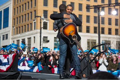 Barack Obama y Bruce Springsteen se abrazan tras un concierto en un mitin de campaña en Madison (Wisconsin) en 2012.