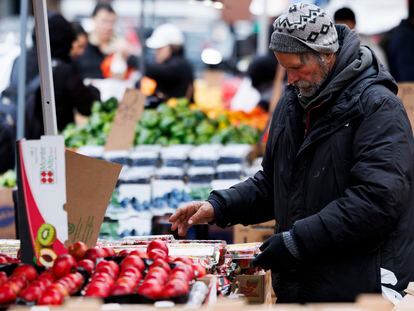 Un hombre, comprando en un mercado al aire libre de Boston (Massachusetts, EE UU), el 15 de marzo.