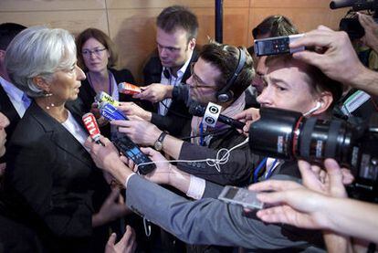 Christine Lagarde contesta a los medios ayer en Washington.