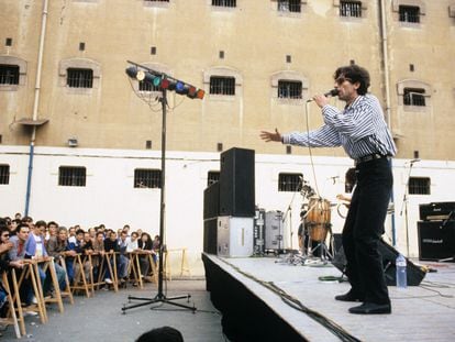 El cantautor Joaquín Sabina durante un concierto en la cárcel Modelo, Barcelona, en octubre de 1988.
