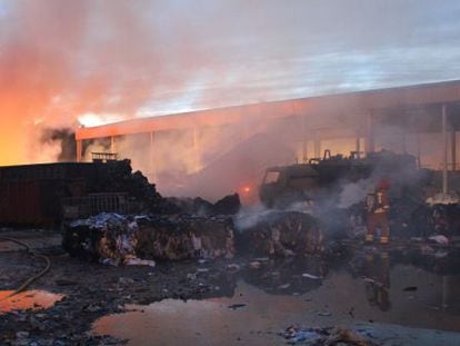 Imagen del incendio ocurrido el s&aacute;bado en una f&aacute;brica de Alc&agrave;sser.