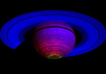 Imagen en falso color de una aurora en Saturno (verde brillante en el polo Sur) correspondiente al 1 de noviembre de 2008.