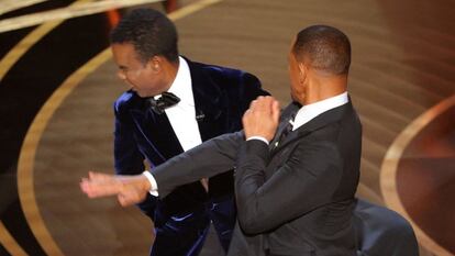 El actor Will Smith ensombrece la gala con su inesperada reacción violenta a un chiste de Chris Rock sobre su mujer, Jada Pinkett Smith, que le hizo levantarse de su asiento y darle una bofetada en directo en el escenario del Dolby Theater.
