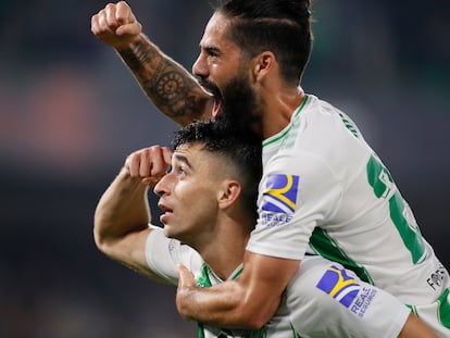 Isco y Marc Roca celebran el gol del catalán, el tercero del Betis ante el Aris Limassol (4-1).