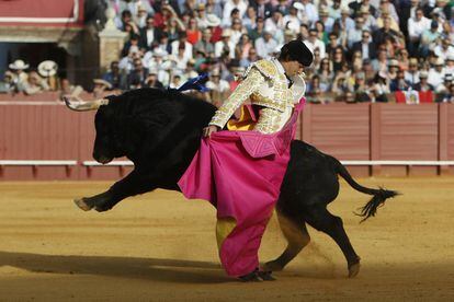 El diestro Alndrés Roca Rey, durante su primer toro, tercero de la tarde.