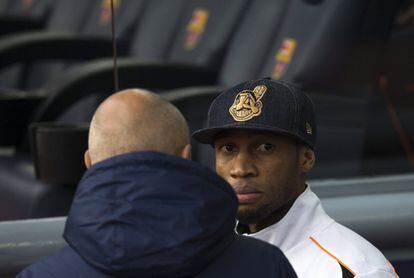 Seydou Keita, nuevo jugador del Valencia, en su regreso al Camp Nou.