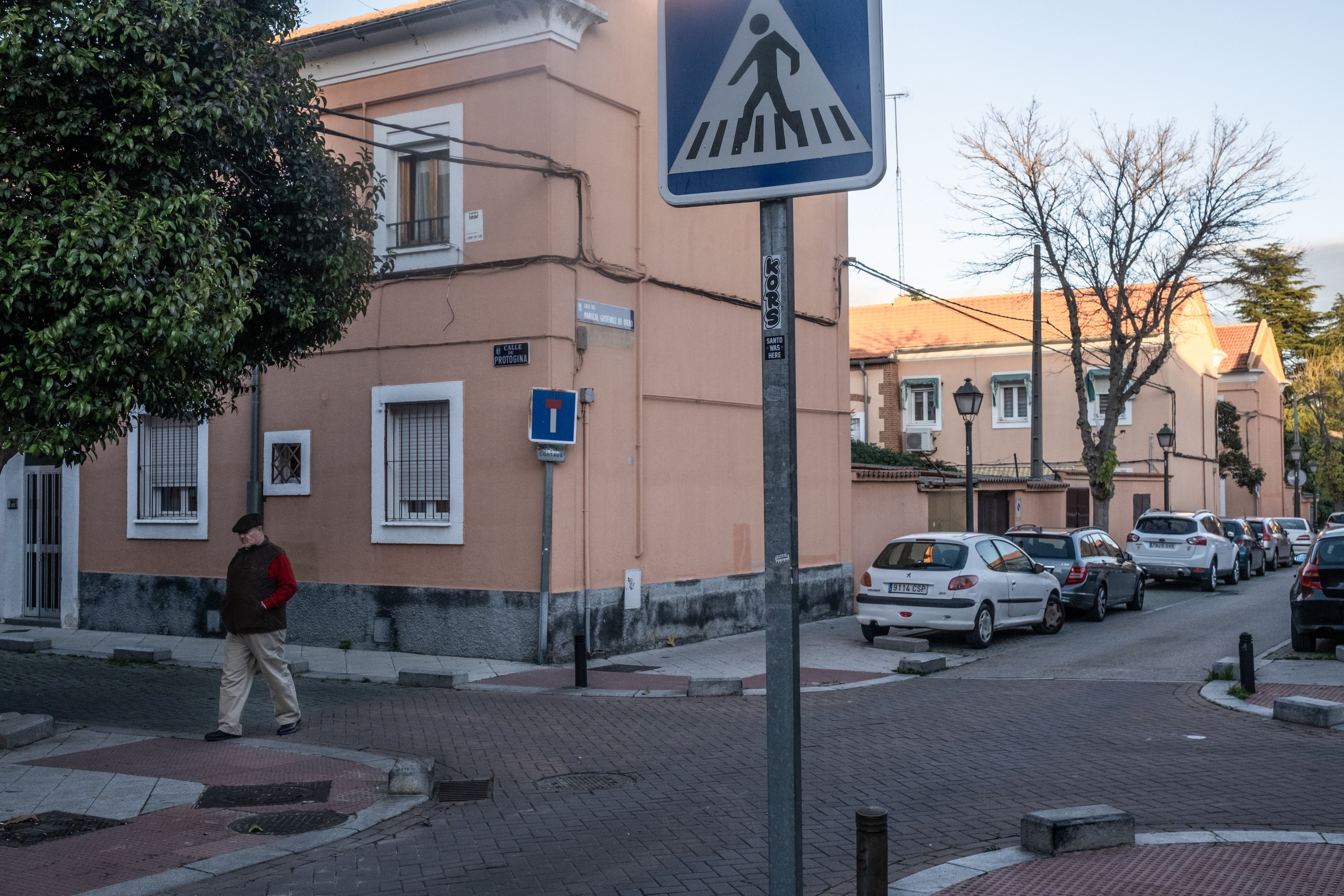 Un vecino pasea por la colonia Boetticher.
