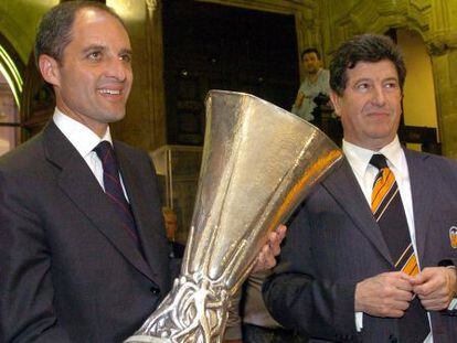 Camps con Jaime Ortí, presidente del club en 2004, tras ganar la UEFA.