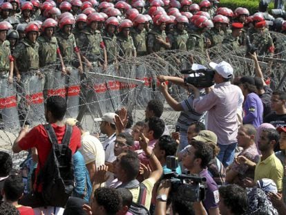 Fuerzas militares y de seguridad custodian el Constitucional.