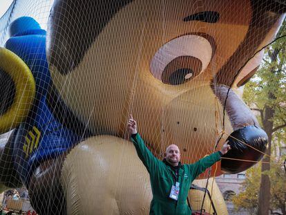 En la imagen, un trabajador posa frente a un inflable de uno de los personajes de 'La Patrulla Canina'.