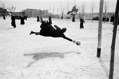 Seminaristas jugando al fútbol (Madrid, 1960)