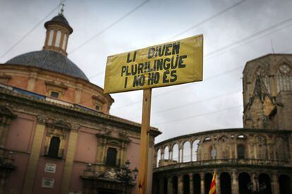 Un cartell contra el model d'ensenyament que vol implantar el Consell en la concentraciuó de protesta del passat 9 de juny a València.
