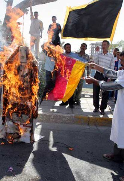Iraquíes queman un muñeco que representa al Papa.