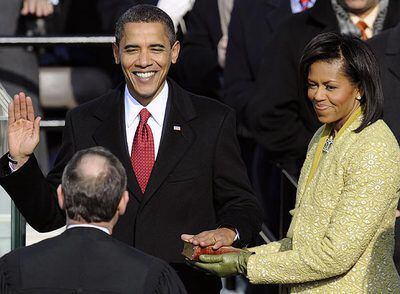 Barack Obama, junto a su esposa, Michelle, jura el cargo como nuevo presidente de Estados Unidos.
