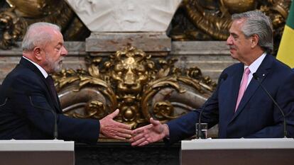 El presidente de Brasil, Luiz Inácio Lula da Silva, y su homólogo argentino, Alberto Fernández, durante la reunión de este lunes en la Casa Rosada.