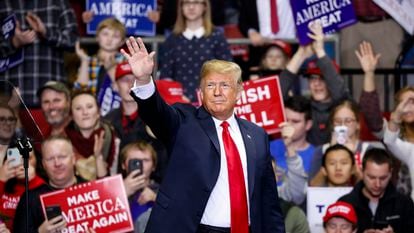 Donald Trump llega a un mitin de campaña en Indiana, en 2018.