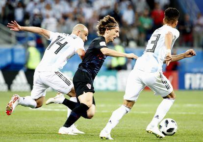El centrocampista croata pelea por el balón durante un partido de la ronda preliminar del grupo D entre Argentina y Croacia, el 21 de junio de 2018.
