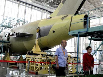 Fuselaje de un avi&oacute;n ARJ-21 en la f&aacute;brica de COMAC, en Shang&aacute;i.