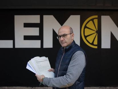 Enrique Francés, vecino afectado por el Lemon Club, sostiene documentos del expediente municipal sobre la discoteca.