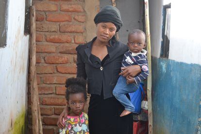 Chancel Mwang posa junto a sus hijos. Ella ha tenido dos niños en Dzaleka, donde llegó siendo todavía una adolescente.