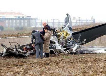 Restos de la avioneta C-90, que se ha estrellado hoy en una zona despoblada de Parla.