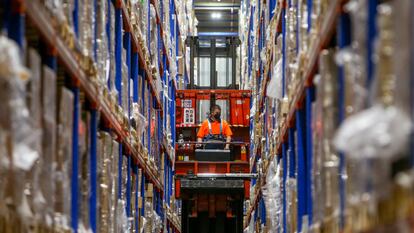Una trabajadora coloca cajas con vacunas en las instalaciones del centro logista Pharma, en Leganés (Madrid).