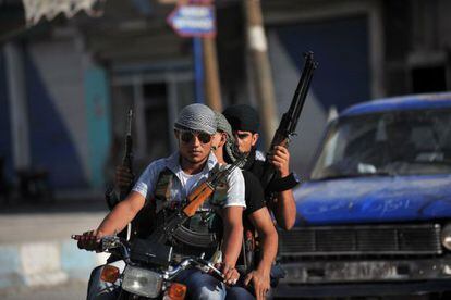 Rebeldes sirios patrullan en Tal Abyad, cerca de la frontera turca, el viernes.