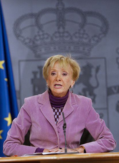 La vicepresidenta primera del Gobierno, María Teresa Fernández de la Vega, en la rueda de prensa posterior a la reunión del Consejo de Ministros.