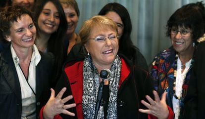 Michelle Bachelet, este mi&eacute;rcoles en el aeropuerto de Santiago.