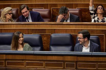 Los ministros Ione Belarra y Alberto Garzón, y, tras ellos, diputados del PP, este jueves en el Congreso.