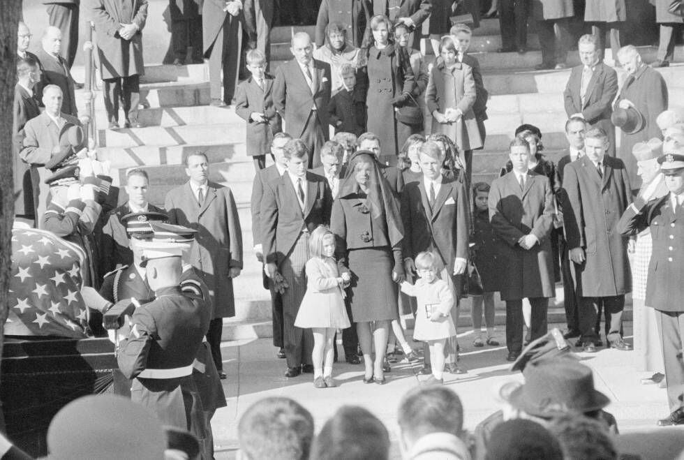 Jackie Kennedy junto a sus hijos, Caroline y John, tras el féretro del presidente John F. Kennedy, el 25 de noviembre de 1963.