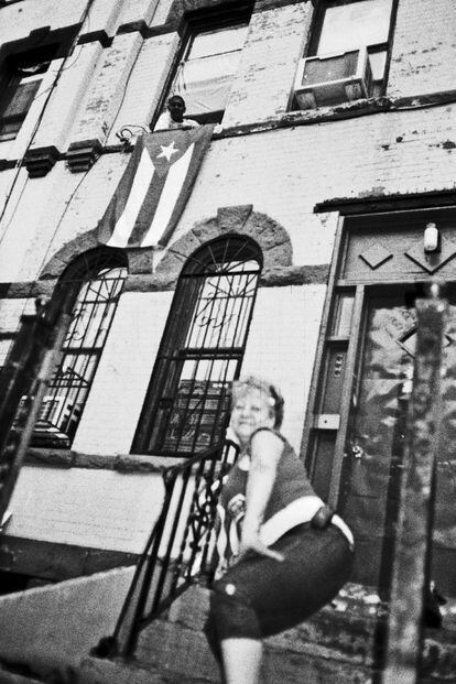 Una mujer posa sin inhibiciones para la cámara de Mónica Lek en Brooklyn, Nueva York.