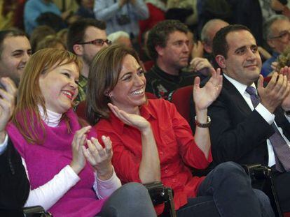 Carme Chac&oacute;n entre Leire Paj&iacute;n y Jorge Alarte en la presentaci&oacute;n de su candidatura a la secretaria general del PSOE en Alicante.