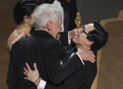 Ke Huy Quan abraza a Harrison Ford durante el último premio de la noche.