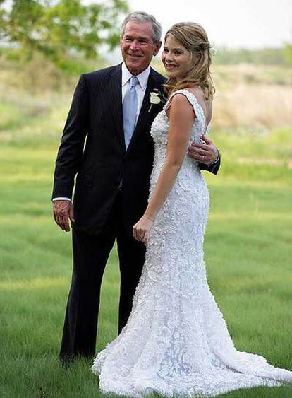 Arriba, Jenna Bush con su padre antes de la boda.