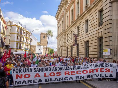 6.000 personas han recorrido este sábado las calles del centro de Sevilla para manifestarse en defensa de la sanidad pública en Andalucía.
