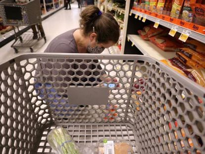 Una mujer compra comestibles en Nueva Jersey, Estados Unidos. 