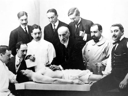 Clase de disecci&oacute;n de Santiago Ram&oacute;n y Cajal, en 1915.