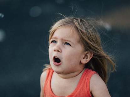 Una niña observa con miedo.