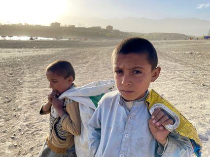 Fhama, de ocho años, recoge basura en el lago de Qargah, a las afueras de Kabul, antaño un destino turístico.