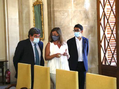 La presidenta del Govern, Francina Armengol (centro), junto al ministro de Inclusión, Seguridad Social y Migraciones, José Luis Escrivá (izquierda) y el conseller de Modelo Económico, Turismo y Trabajo, Iago Negueruela.