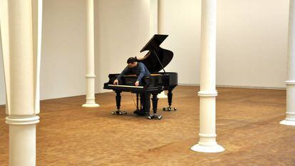 Luca Ieracitano tocando en el interior del piano y recorriendo la planta baja de la Fundación Tàpies.