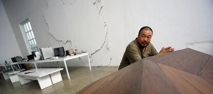 El artista chino, Ai Weiwei, en su estudio de Pekín en 2007.