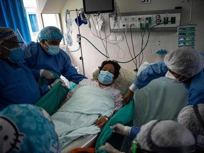 Personal de salud atiende a una paciente con Covid en Lima, en enero de 2022.