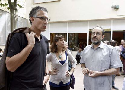 El diputado de Amaiur Xavier Mikel Errekondo, junto a Antonio Baños, candidato de la CUP a la presidencia de la Generalitat.