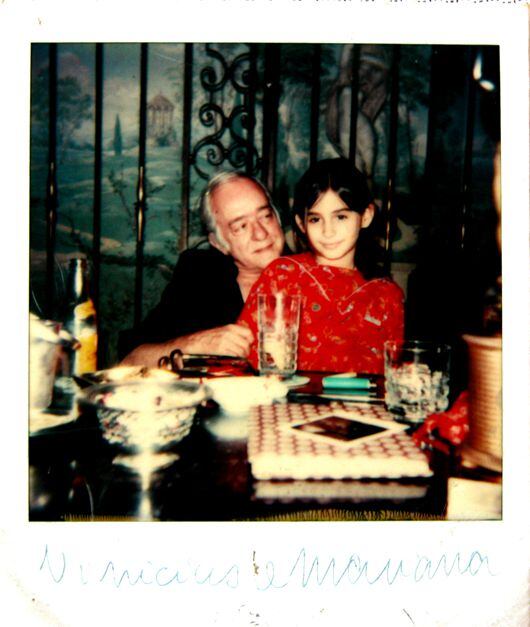 Vinicius de Moraes y su nieta Marina, en una fotografía de archivo.