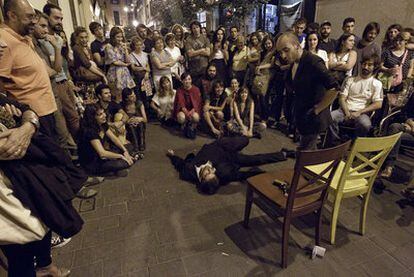 Álex Jiménez y Bruno Silva interpretan su microfunción <i>Asesinos</i> en la calle de Chicote.