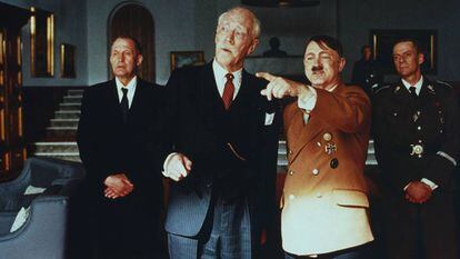 El actor Max von Sydow (segundo por la izquierda), en el papel de Knut Hansum en la película de Jan Troell 'Hansum' (1996). En vídeo, perfil del escritor francés Céline.