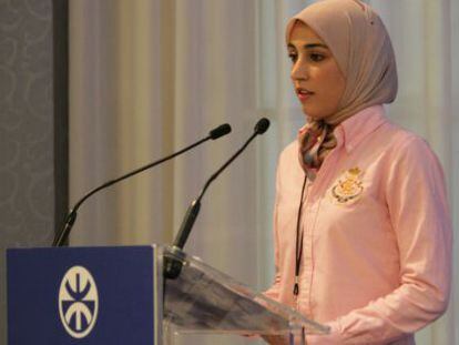 Sukeina El Bouj, beneficiaria de programas de empleo, durante las conferencias del foro organizado por la Unión por el Mediterráneo.